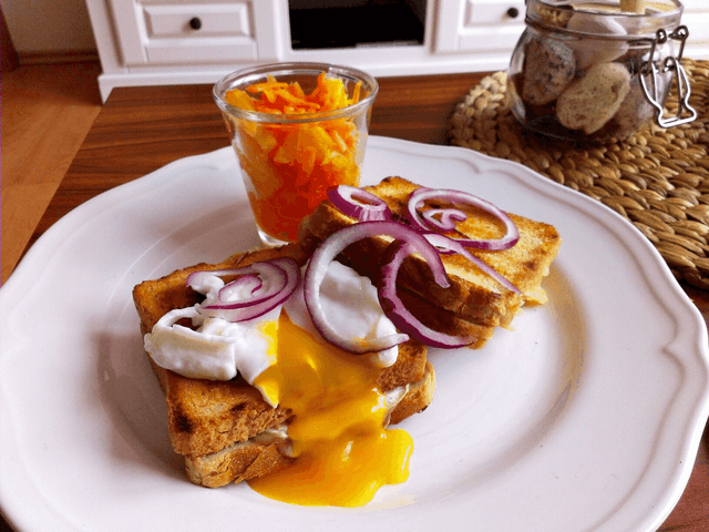 Sýrové toasty s pomerančovo-mrkvovým salátem
