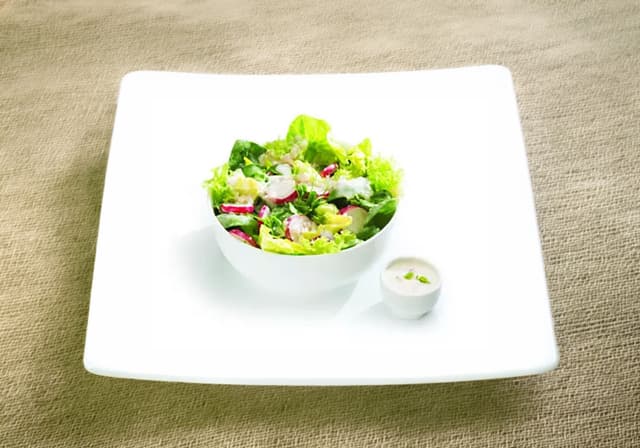 Jarní salát s medovo-smetanovým dresinkem