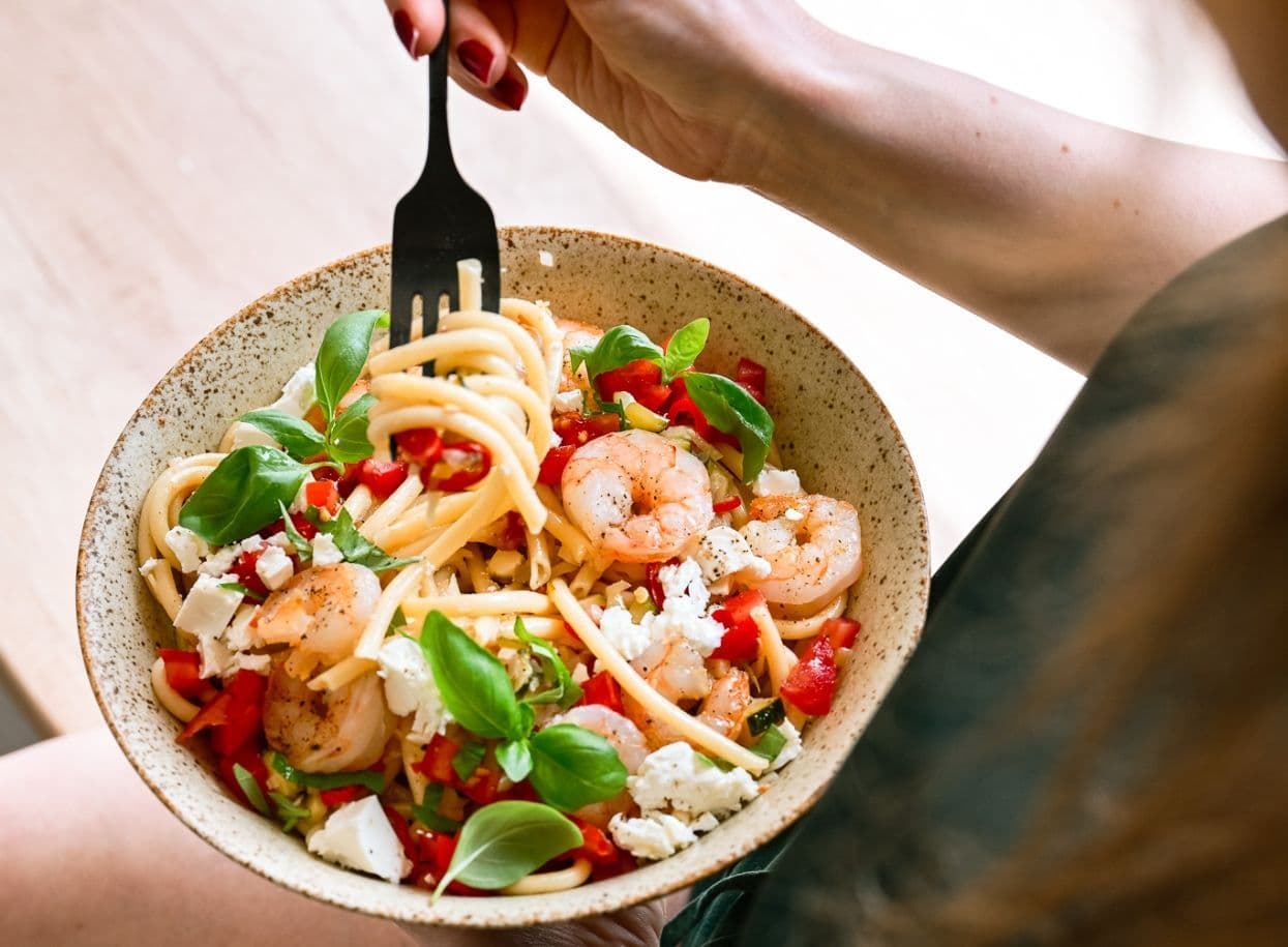 RYCHLÝ OBĚD Pasta na víně s krevetami a Lučinou Salátovou.jpg