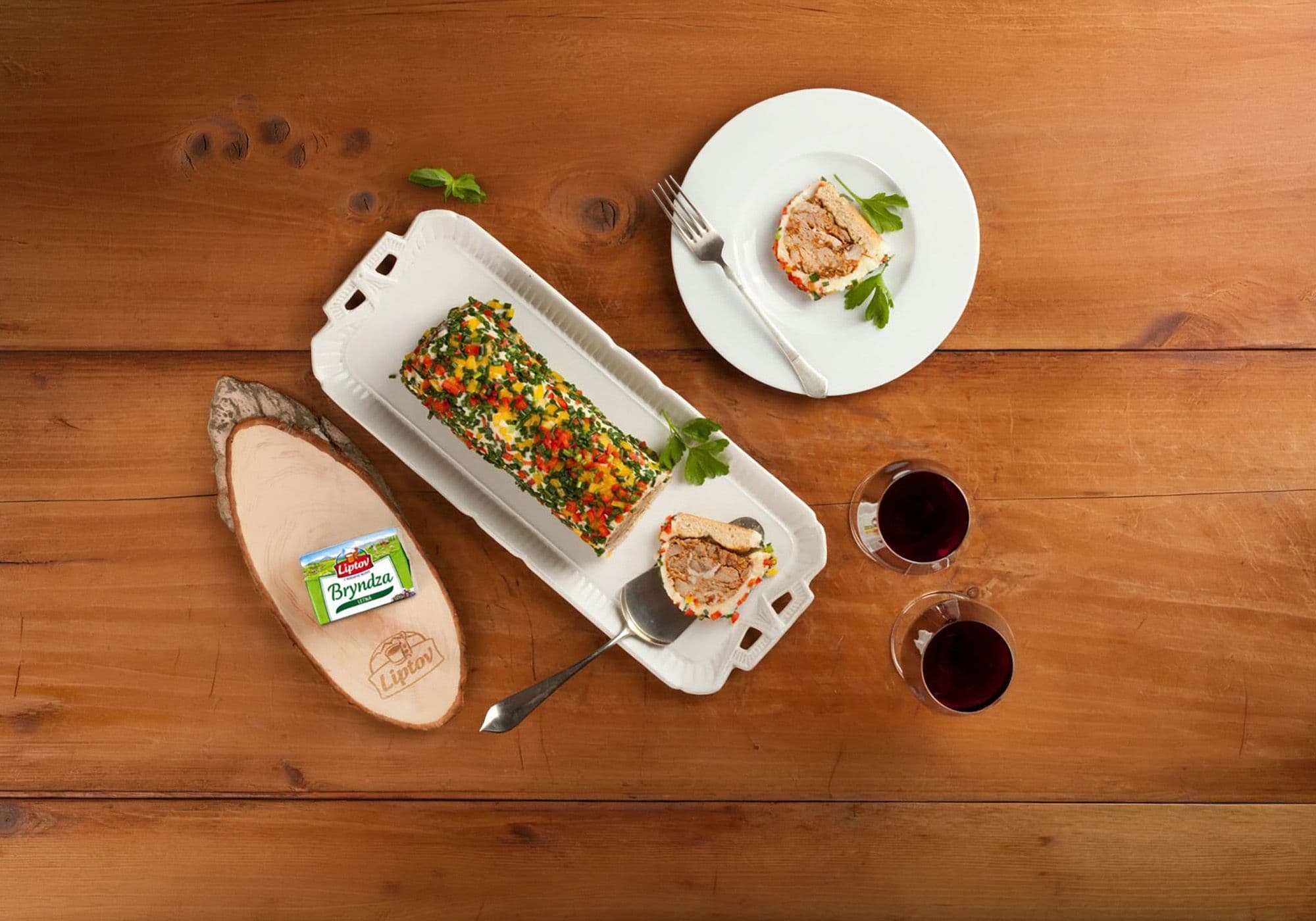 Rillette z pečeného vepřového plecka obalený uzenou brynzou, položený na focacci.jpg