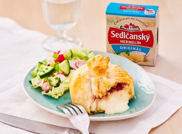 Sedlčanský Hermelín v listovém těstě s brusinkami