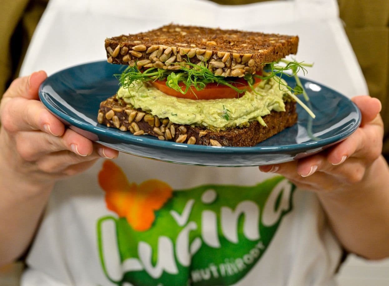 Tuňakádo sandwich, aneb jak si odlehčit v létě jídelníček a zároveň si pochutnat.jpg